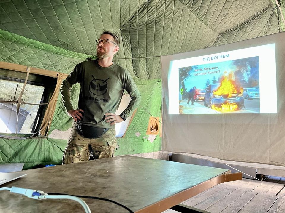 "Бойові бджоли" проводять безкоштовний курс з надання першої допомоги потерпілим