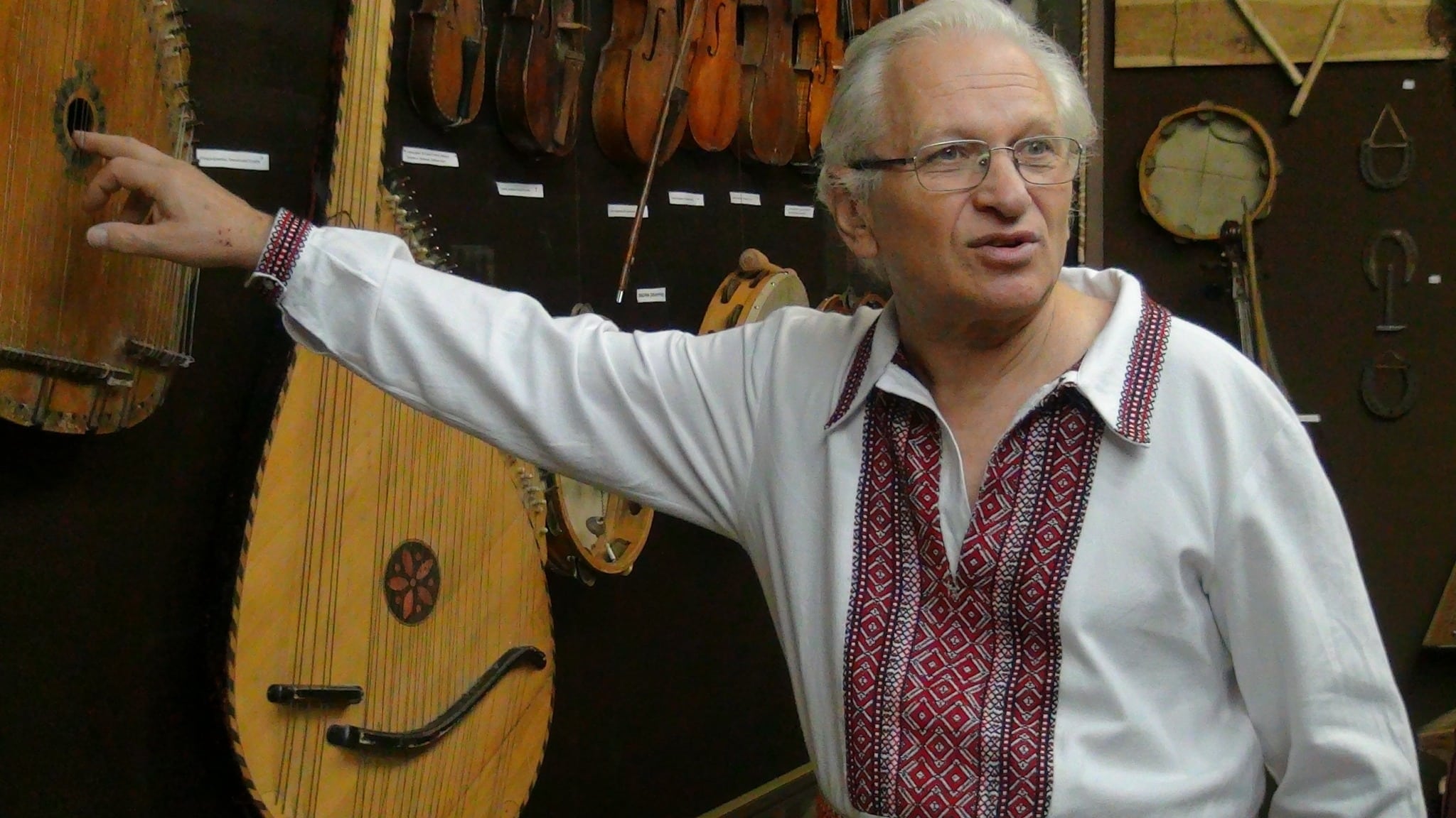 “Кава на Професорській” – презентація колекції народних музичних інструментів Любомира Кушлика